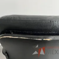 Lote 041 - Silla de visita con base tipo trineo, descansabrazos, asiento y respaldo tipo piel color negro - Imagen 5