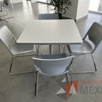 Lote 074 - Mesa de trabajo cuadrada con base metálica y cubierta color blanco - Imagen 2