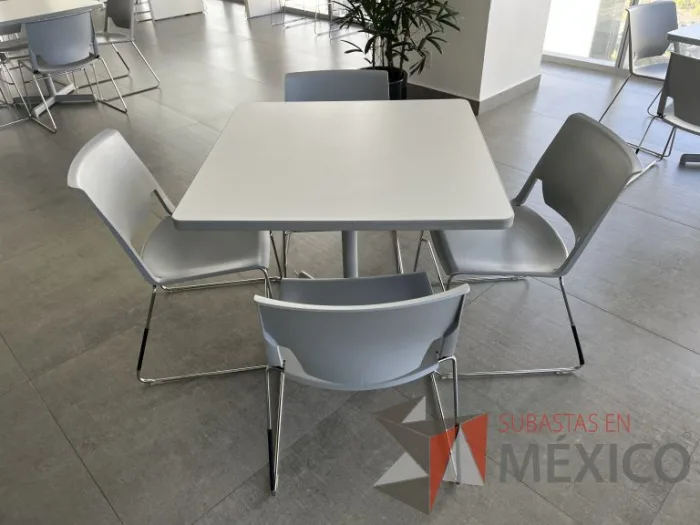 Lote 074 - Mesa de trabajo cuadrada con base metálica y cubierta color blanco - Imagen 2