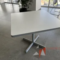 Lote 074 - Mesa de trabajo cuadrada con base metálica y cubierta color blanco - Imagen 3