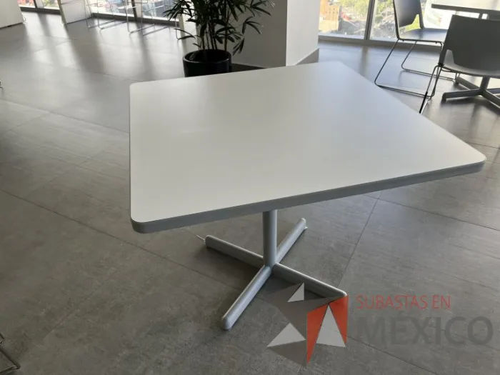 Lote 074 - Mesa de trabajo cuadrada con base metálica y cubierta color blanco - Imagen 3