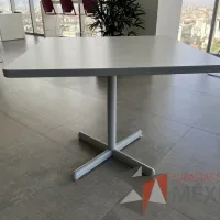 Lote 074 - Mesa de trabajo cuadrada con base metálica y cubierta color blanco - Imagen 4