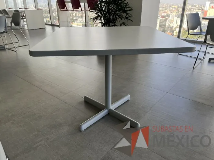 Lote 074 - Mesa de trabajo cuadrada con base metálica y cubierta color blanco - Imagen 4