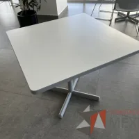 Lote 074 - Mesa de trabajo cuadrada con base metálica y cubierta color blanco - Imagen 5