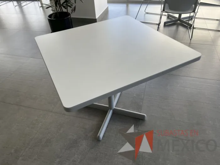 Lote 074 - Mesa de trabajo cuadrada con base metálica y cubierta color blanco - Imagen 5