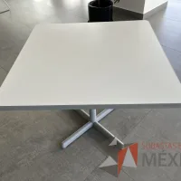 Lote 074 - Mesa de trabajo cuadrada con base metálica y cubierta color blanco - Imagen 6
