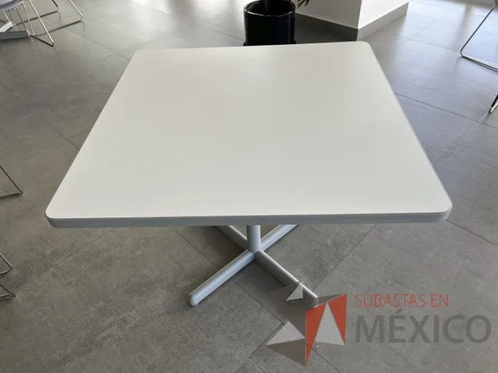 Lote 074 - Mesa de trabajo cuadrada con base metálica y cubierta color blanco - Imagen 6