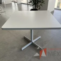 Lote 074 - Mesa de trabajo cuadrada con base metálica y cubierta color blanco