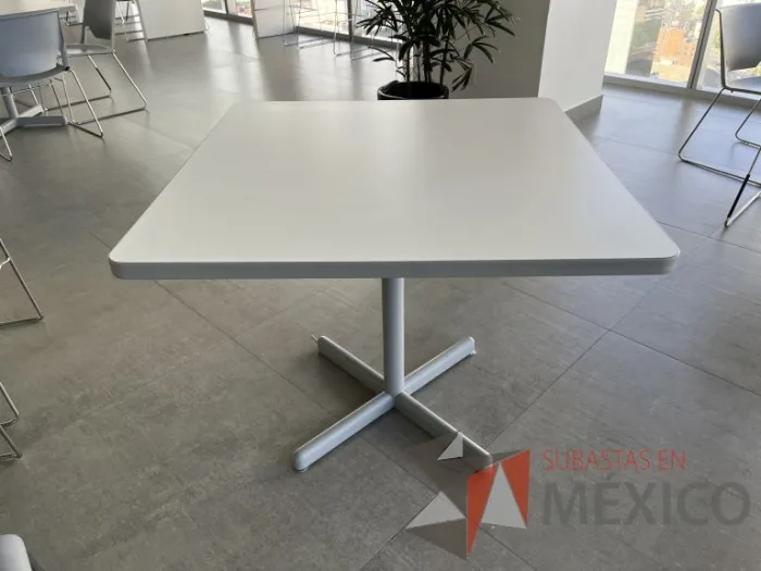 Lote 074 - Mesa de trabajo cuadrada con base metálica y cubierta color blanco - Imagen 7
