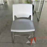 Lote 101 - 4 Sillas de visita con descansa pies, asiento y respaldo liso color gris