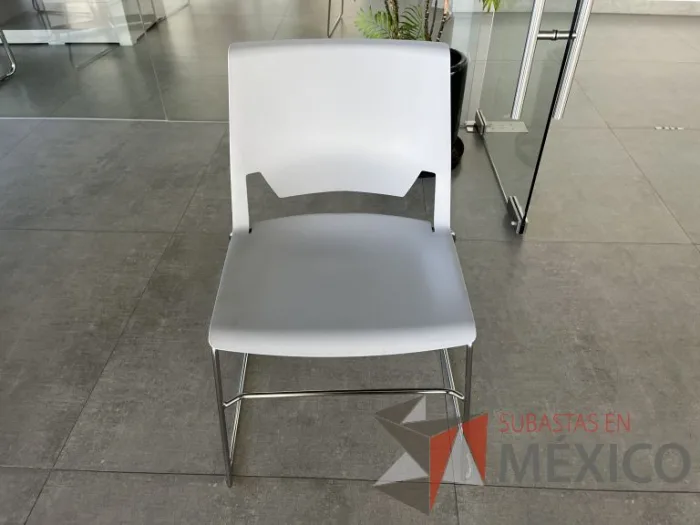 Lote 101 - 4 Sillas de visita con descansa pies, asiento y respaldo liso color gris