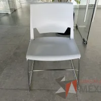 Lote 101 - 4 Sillas de visita con descansa pies, asiento y respaldo liso color gris - Imagen 3