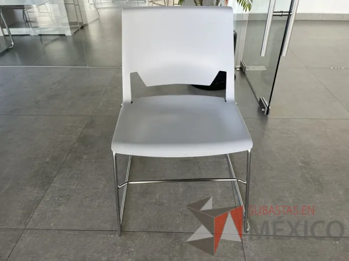Lote 101 - 4 Sillas de visita con descansa pies, asiento y respaldo liso color gris - Imagen 3
