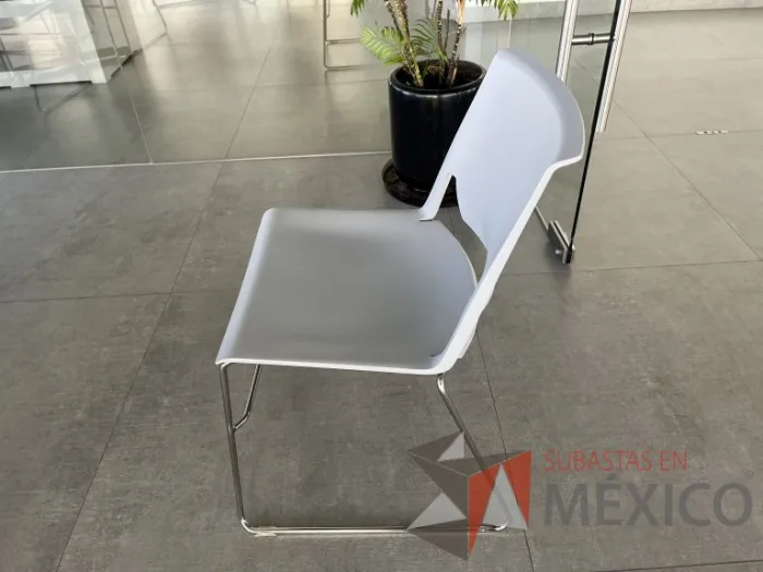 Lote 101 - 4 Sillas de visita con descansa pies, asiento y respaldo liso color gris - Imagen 4