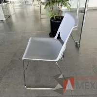 Lote 101 - 4 Sillas de visita con descansa pies, asiento y respaldo liso color gris - Imagen 5