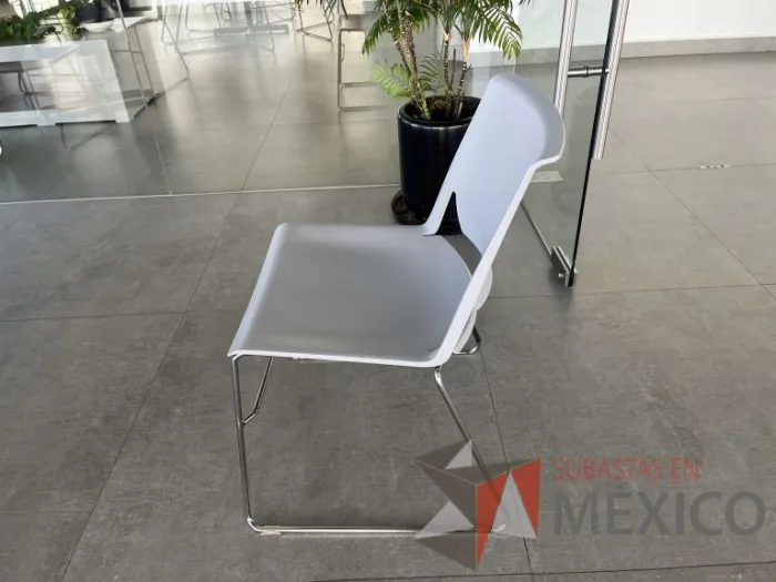 Lote 101 - 4 Sillas de visita con descansa pies, asiento y respaldo liso color gris - Imagen 5
