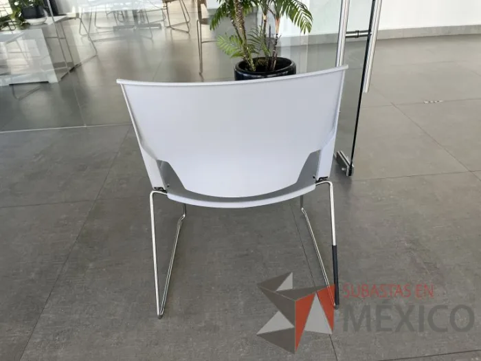 Lote 101 - 4 Sillas de visita con descansa pies, asiento y respaldo liso color gris - Imagen 6