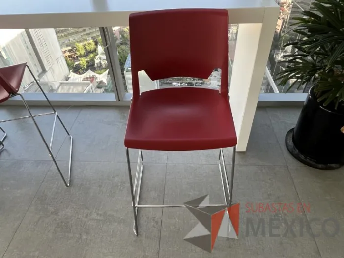 Lote 093 - 3 Bancos altos con descansa pies, asiento y respaldo color rojo - Imagen 6