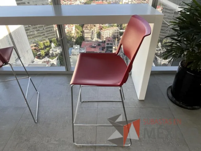 Lote 093 - 3 Bancos altos con descansa pies, asiento y respaldo color rojo - Imagen 3