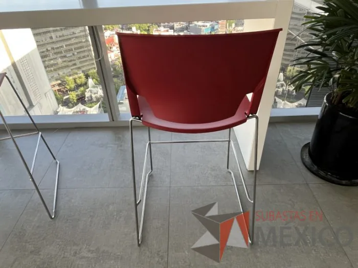 Lote 093 - 3 Bancos altos con descansa pies, asiento y respaldo color rojo - Imagen 2