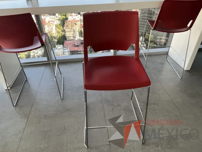 Lote 093 - 3 Bancos altos con descansa pies, asiento y respaldo color rojo - Imagen 5
