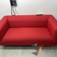Lote 051 - Sillón de 2 plazas con asiento y respaldo en tela color rojo - Imagen 2