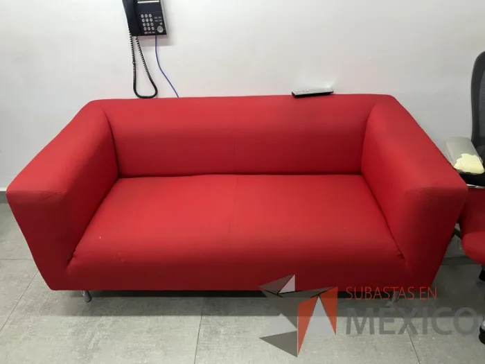 Lote 051 - Sillón de 2 plazas con asiento y respaldo en tela color rojo - Imagen 2