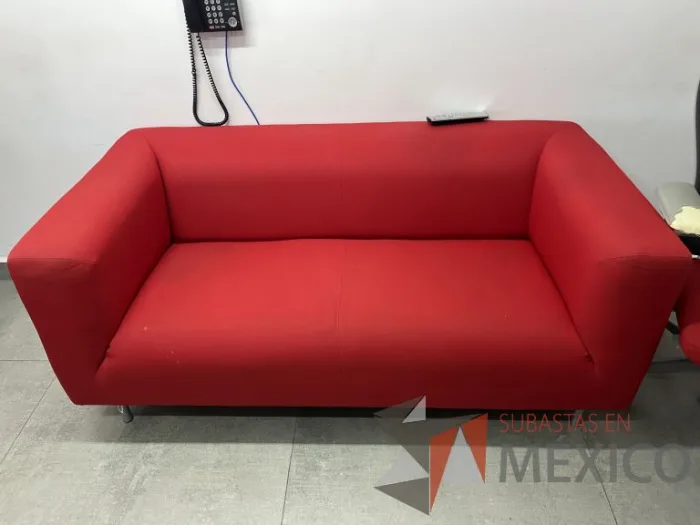 Lote 051 - Sillón de 2 plazas con asiento y respaldo en tela color rojo - Imagen 4