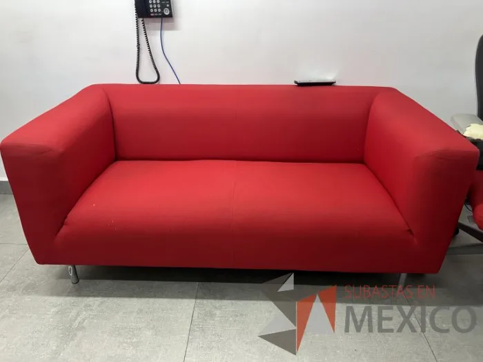 Lote 051 - Sillón de 2 plazas con asiento y respaldo en tela color rojo - Imagen 5