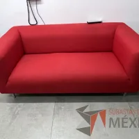 Lote 051 - Sillón de 2 plazas con asiento y respaldo en tela color rojo