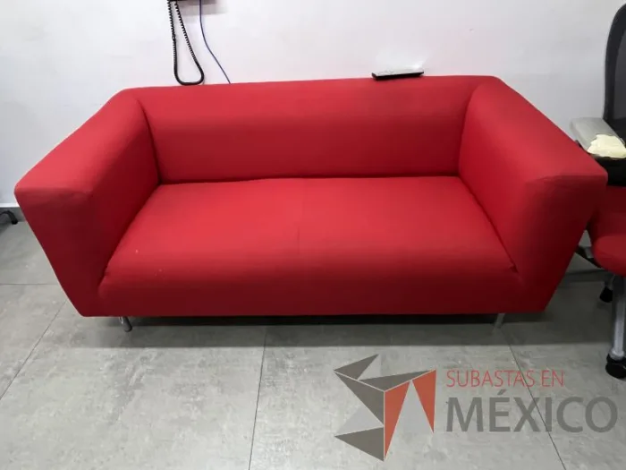 Lote 051 - Sillón de 2 plazas con asiento y respaldo en tela color rojo
