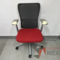 Lote 052 - Silla operativa con ruedas, asiento en tela color rojo y respaldo en malla