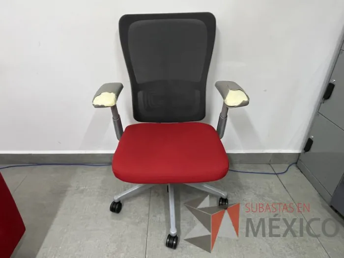 Lote 052 - Silla operativa con ruedas, asiento en tela color rojo y respaldo en malla