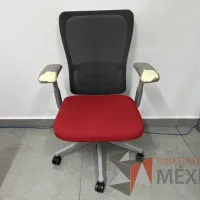 Lote 052 - Silla operativa con ruedas, asiento en tela color rojo y respaldo en malla - Imagen 7