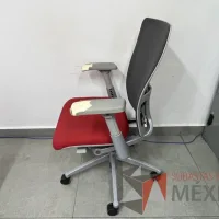 Lote 052 - Silla operativa con ruedas, asiento en tela color rojo y respaldo en malla - Imagen 5