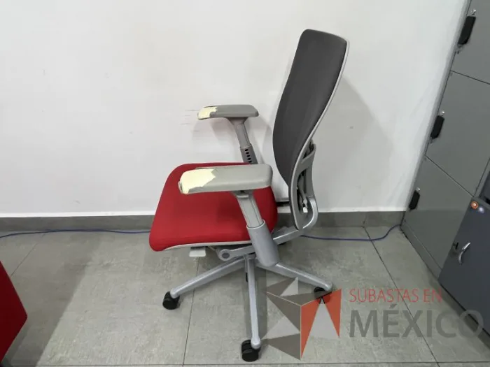 Lote 052 - Silla operativa con ruedas, asiento en tela color rojo y respaldo en malla - Imagen 5