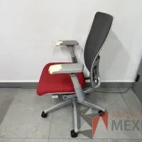 Lote 052 - Silla operativa con ruedas, asiento en tela color rojo y respaldo en malla - Imagen 2