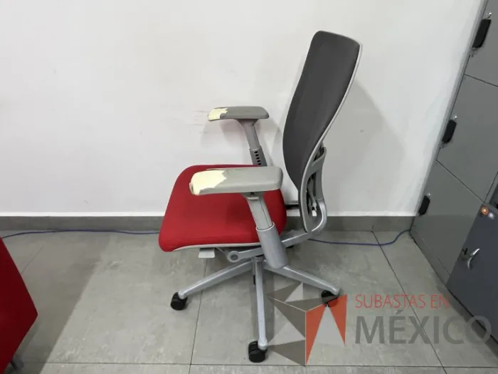Lote 052 - Silla operativa con ruedas, asiento en tela color rojo y respaldo en malla - Imagen 2