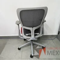 Lote 052 - Silla operativa con ruedas, asiento en tela color rojo y respaldo en malla - Imagen 4
