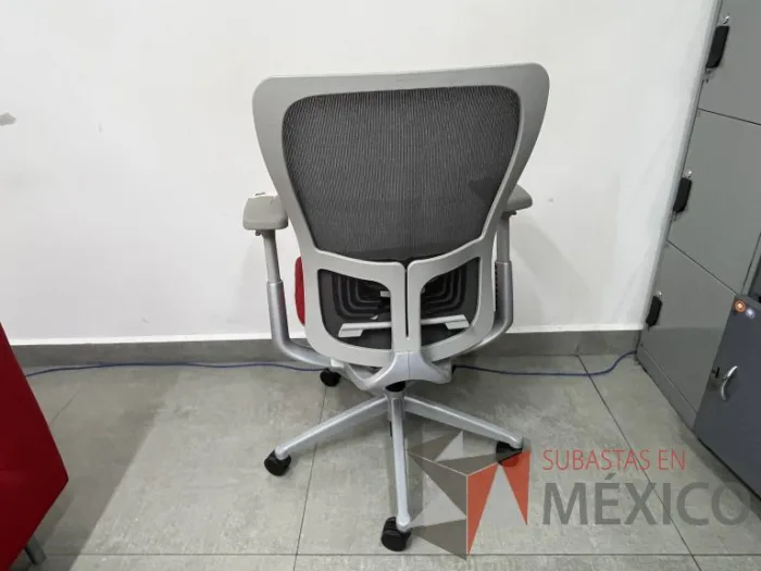 Lote 052 - Silla operativa con ruedas, asiento en tela color rojo y respaldo en malla - Imagen 4