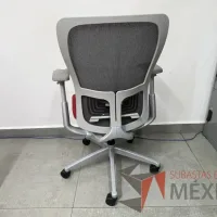 Lote 052 - Silla operativa con ruedas, asiento en tela color rojo y respaldo en malla - Imagen 3