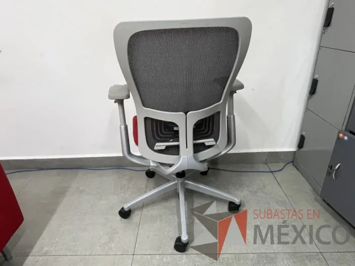 Lote 052 - Silla operativa con ruedas, asiento en tela color rojo y respaldo en malla - Imagen 3