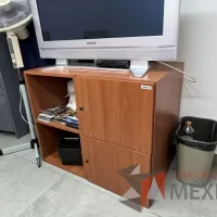 Lote 008 - Credenza con 2 puertas y 1 entrepaño color café - Imagen 5