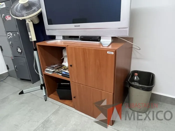 Lote 008 - Credenza con 2 puertas y 1 entrepaño color café - Imagen 5
