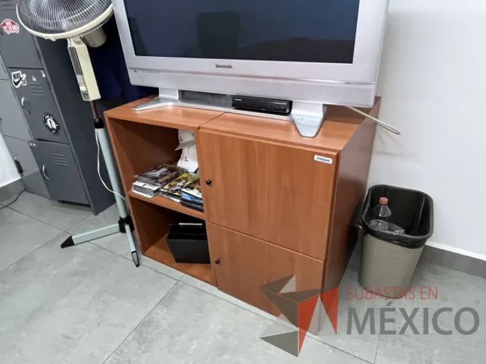 Lote 008 - Credenza con 2 puertas y 1 entrepaño color café - Imagen 4