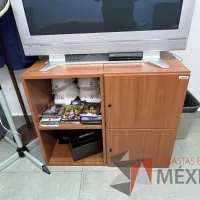 Lote 008 - Credenza con 2 puertas y 1 entrepaño color café - Imagen 3