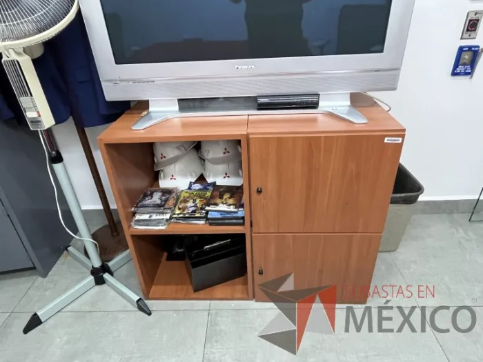 Lote 008 - Credenza con 2 puertas y 1 entrepaño color café - Imagen 3