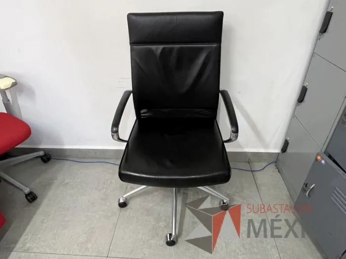 Lote 009 - Silla con ruedas, descansabrazos, asiento y respaldo en piel color negro - Imagen 4