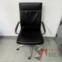 Lote 009 - Silla con ruedas, descansabrazos, asiento y respaldo en piel color negro