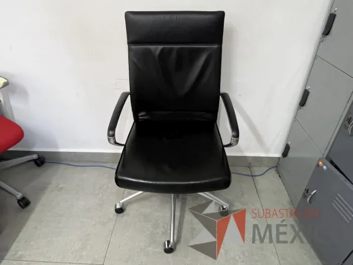 Lote 009 - Silla con ruedas, descansabrazos, asiento y respaldo en piel color negro